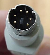La connections du fil de la souris à l'ordinateur